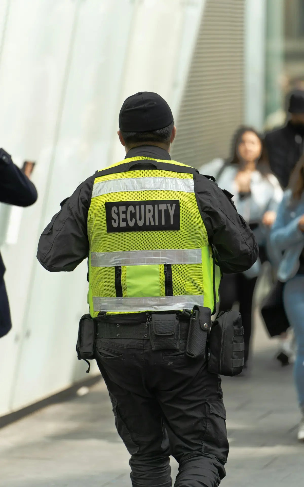Zaštitar u reflektirajućem prsluku s natpisom Security